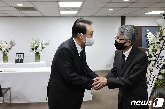 윤석열 대통령이 12일 오후 서울 종로구 주한일본대사관 공보문화원에 마련된 아베 신조 전 일본 총리 분향소를 찾아 조문한 뒤 아이보시 고이치 주한 일본대사와 악수를 하고 있다. (대통령실 제공) 2022.7.12/뉴스1 © News1 안은나 기자