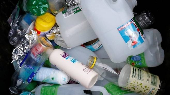 공식 통계에 따르면 영국에서 재활용으로 분류되는 플라스틱 중 45%가 해외로 수출된다