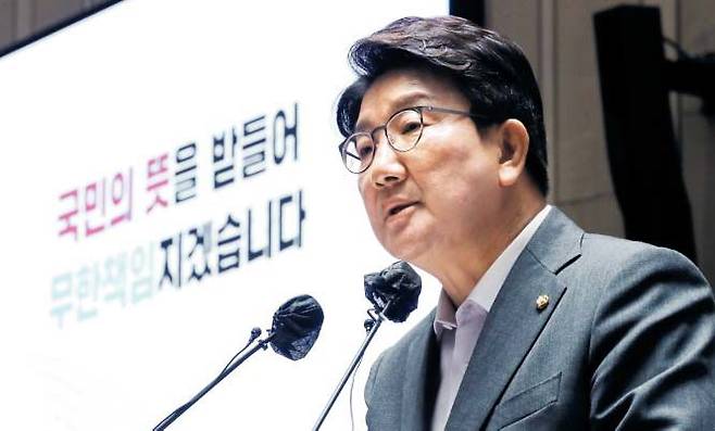 권성동 국민의힘 원내대표가 11일 국회에서 열린 의원총회에서 발언하고 있다. 국민의힘은 의원총회에서 이준석 대표의 ‘당원권 정지 6개월 징계’에 따른 지도부 공백 사태를 수습하는 차원에서 ‘권 원내대표의 직무대행 체제’를 유지하기로 뜻을 모았다. /국회사진기자단