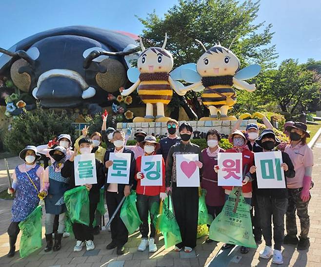 지난 5월 경북 예천군 고항리 곤충생태원에서 지역 주민들과 직원들이 ‘쓰담달리기’ 활동을 시작하기 전 포즈를 취하고 있다. 예천군이 작년 7월 시작한 이 활동에는 올 6월까지 주민 1만여 명이 참여했다. /예천군청