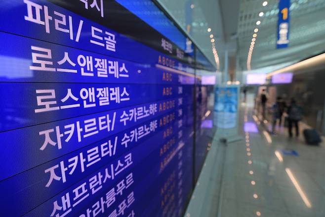 지난달 12일 인천국제공항 출국장에 미국 로스엔젤레스행 항공편 탑승 정보가 나타나고 있다./뉴스1