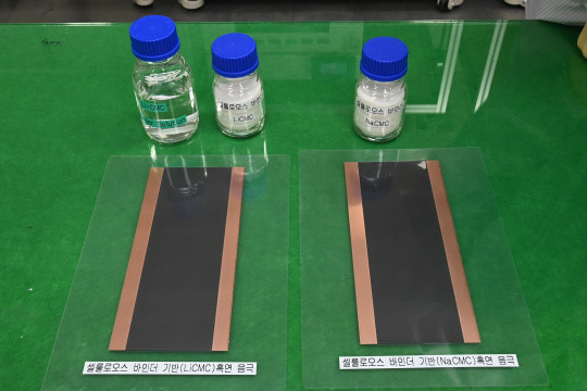 ETRI 연구진이 개발한 전도성 셀룰로오스 바인더 소재와 전고체 이차전지 음극판. 사진=ETRI 제공