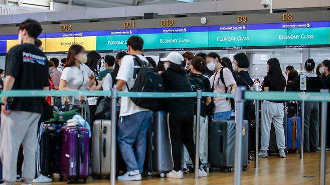 지난달 인천국제공항 제1여객터미널 출국장에서 탑승객들이 출국 수속을 기다리고 있다.ⓒ뉴시스