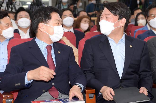 국민의힘 안철수 의원과 김기현 의원이 인사하고 있다.