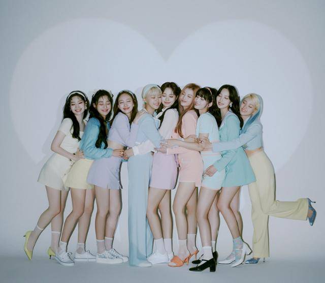 그룹 트와이스가 JYP엔터테인먼트(이하 JYP)와 멤버 전원 재계약에 성공했다. JYP엔터테인먼트 제공
