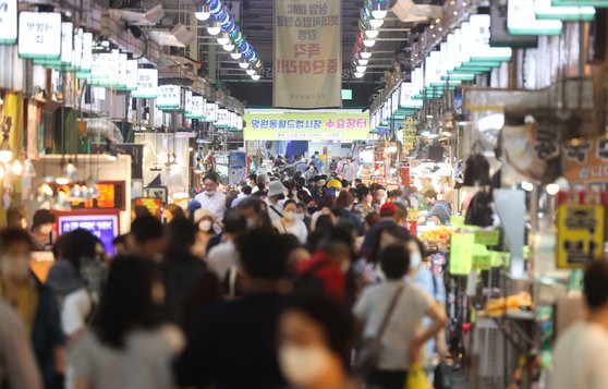 8일 서울 시내 전통시장에서 시민들이 장을 보고 있다. 연합뉴스