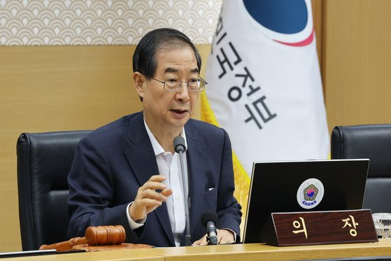 한덕수 국무총리가 12일 오전 정부세종청사에서 정부서울청사와 영상으로 연결해 열린 국무회의를 주재하고 있다. 연합뉴스