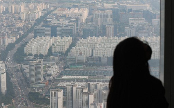 서울 강남 일대의 집값이 하락세로 돌아서고, 지방에서는 규제를 해제해도 집값이 계속 내려가고 있다. 사진은 지난 11일 서울 송파구 롯데월드 서울스카이에서 바라본 강남 일대의 아파트 단지 모습. 연합뉴스