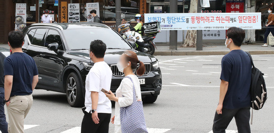 횡단보도 앞 일시정지 등 보행자 보호 의무를 강화한 도로교통법 개정안 시행 첫날인 12일 서울 종로구 이화사거리에서 경찰들이 계도에 나서고 있다./사진=뉴스1