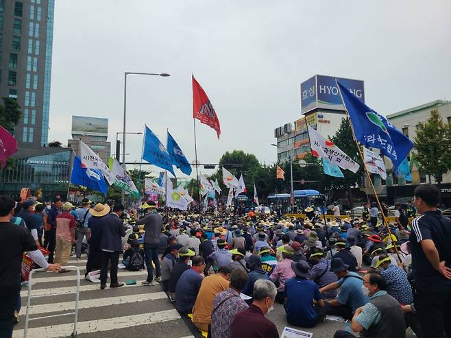 12일 오후 2시쯤 서울 용산구 서울역 인근에서 열린 환태평양경제동반자협정(CPTPP) 가입 저지 7.12범국민 대회에서 참석자들이 농어업홀대 윤석열 정부 규탄, 농어민 생존권 쟁취를 외치고 있다. /사진= 하수민 기자