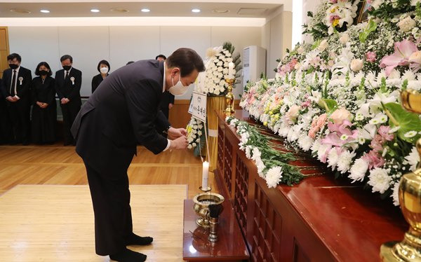 윤석열 대통령이 아베 신조 전 일본 총리 분향소를 찾아 조문할 예정이다. 이런 가운데 역대 일본 정부가 역대 한국 대통령 장례에 보낸 최고위 인사는 전직 총리였다. 사진은 지난 4월 서울 종로구 서울대병원 장례식장에 마련됐던 안철수 국민의힘 의원 부친 빈소를 조문하고 있는 윤 대통령, /사진=뉴스1