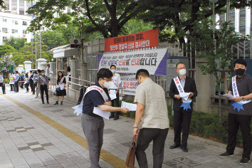 12일 서울 서대문 경찰청 앞에서 대우조선해양 서울사무소 임직원들이 하청지회 불법파업 수사 촉구 호소문을 배포하고 있다. [대우조선해양 제공]