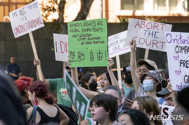 [로스앤젤리스= AP/뉴시스] 미 연방대법원의 낙태금지법 복원에 항의하는 캘리포니아 시위대가 6월 27일 로스엔젤레스 시내에서 여성의 신체 결정권을 보장하라며 구호를 외치고 있다.