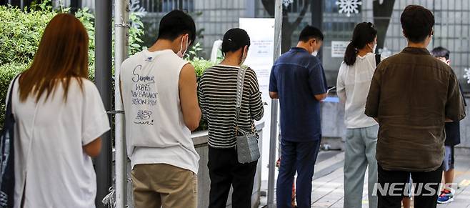 [서울=뉴시스] 정병혁 기자 = 0시 기준 국내 코로나19 신규 확진자가 3만7360명으로 집계된 12일 오전 서울 서초구보건소 선별진료소를 찾은 시민들이 검사를 받기 위해 줄 서 있다. 2022.07.12. jhope@newsis.com