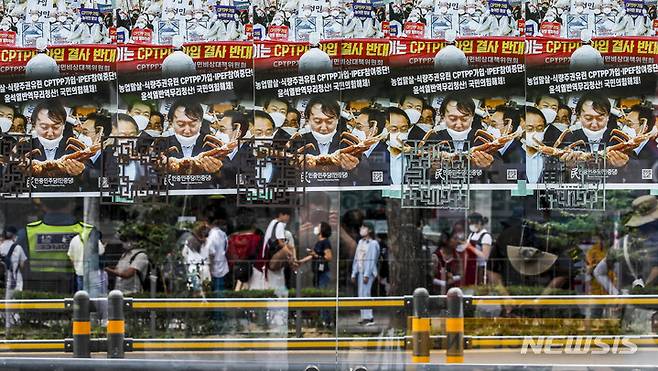 [서울=뉴시스] 정병혁 기자 = 12일 오후 서울 용산구 서울역 인근에서 농어업홀대 윤석열 정부 규탄, 농어민생존권 쟁취, CPTPP가입 저지 7.12범국민 대회가 열리고 있다. 2022.07.12. jhope@newsis.com