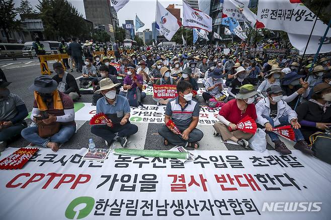 [서울=뉴시스] 정병혁 기자 = 농민의 길 관계자 및 참가자들이 12일 오후 서울 용산구 서울역 인근에서 열린 농어업홀대 윤석열 정부 규탄, 농어민생존권 쟁취, CPTPP가입 저지 7.12범국민 대회에서 피켓을 들고 있다. 2022.07.12. jhope@newsis.com