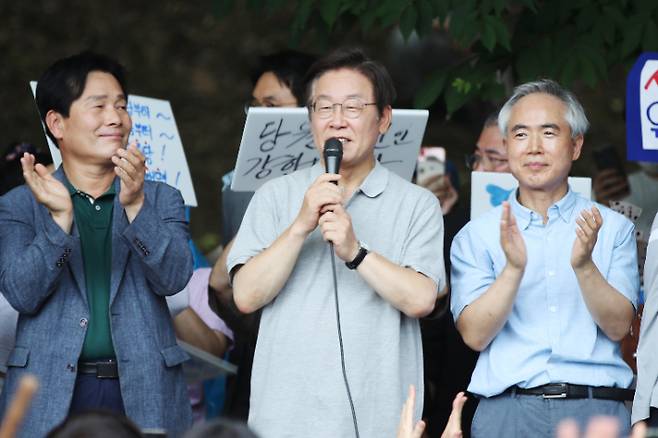 발언하는 이재명     (광주=연합뉴스) 천정인 기자 = 10일 오후 광주 서구 5·18 기념공원에서 열린 '이재명과 위로 걸음' 행사에서 더불어민주당 이재명 상임고문이 발언하고 있다. 2022.7.10     iny@yna.co.kr (끝)   연합뉴스