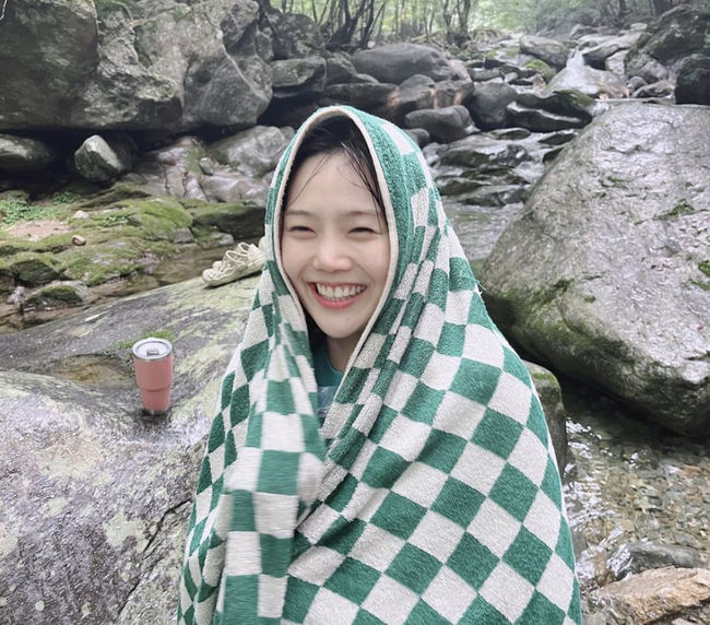 Group OH MY GIRL Hyojung showed a cute smile.Hyojung released several photos on his SNS on the 12th.Hyo-jung is enjoying the water in a swimming suit in the valley. Hyo-jungs immaculate skin and cute smile, which are easily exposed while swimming, take away his gaze.Hyojungs colorful expression and youthful atmosphere make the viewer happy.OH MY GIRL member Arin also commented, Who is this Kim Jin-gyun baby?Hyojung will perform a collaborative sound source Blue and Black of the 2022 Pepsi campaign with Arin, Ive Jang Won Young and Iseo, Crabity Serim and Jung Mo on the 28th of last month