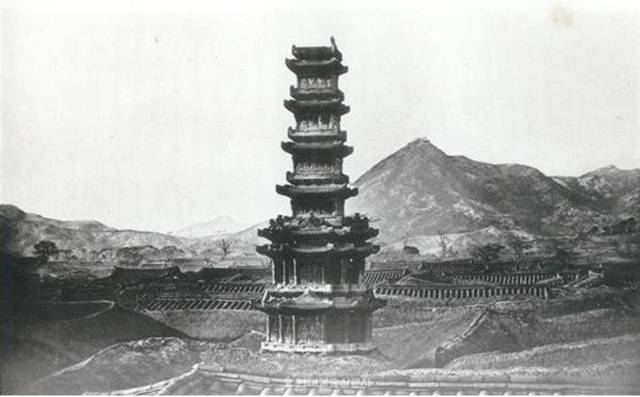 ▲퍼시벌 로웰이 1884년 민가 지붕에서 촬영한 원각사지석탑인데 3개 층이 훼손된 상태였다. 조선후기 ‘백탑’이라 불렸으며 박지원이 이 근처에 살고 있어 그와 교류한 실학자들을 ‘백탑파’라 일컬었다.Ⓒ현대불교신문