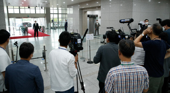 윤석열 대통령이 12일 오전 용산 대통령실로 출근하며 취재진 질의에 답하고 있다. 대통령실사진기자단