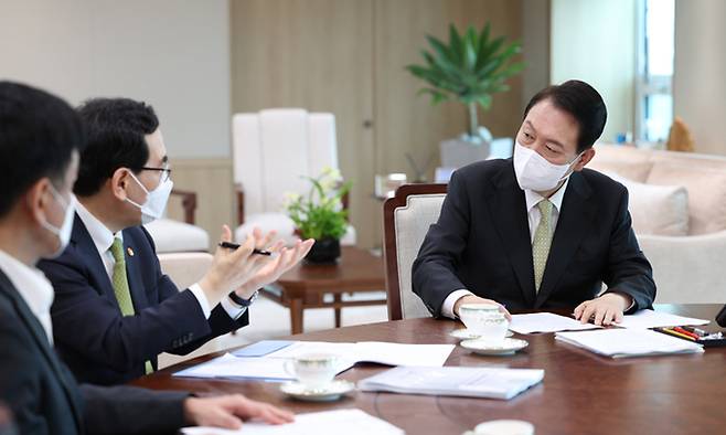 윤석열 대통령이 12일 서울 용산 대통령실 청사에서 이창양 산업통상자원부 장관으로부터 부처별 업무보고를 받고 있다. 대통령실 제공