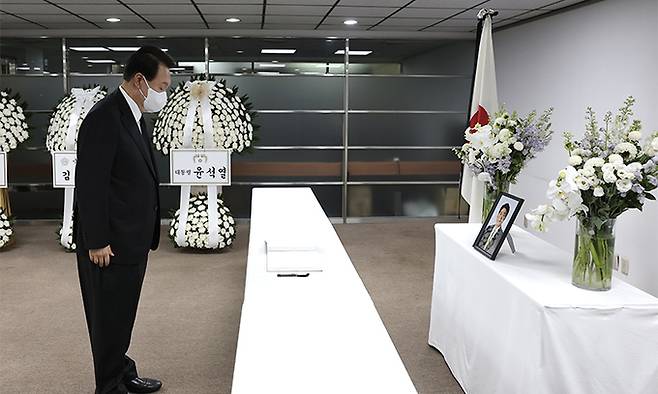 윤석열 대통령이 12일 서울 종로구 주한일본대사관 공보문화원에 마련된 아베 신조 전 일본 총리 분향소를 찾아 조문하고 있다. 연합뉴스