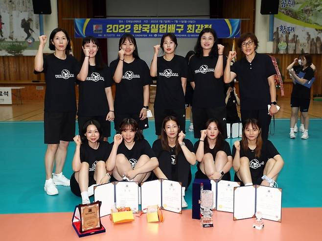 포항시체육회 배구선수단이 7일∼11일까지 강원도 인제군 인제실내체육관에서 열린 ′2022 한국실업배구 최강전′에 총 4개팀이 참가, 전승을 기록하며 우승을 차지한 뒤 기념촬영을 하고있다.(위 왼쪽부터) 이윤희 선수, 안혜리, 김지아, 신현호, 정은희, 김윤혜 감독, (아래 왼쪽부터) 이채은 선수, 고송희, 황윤정, 최유진, 유지연).포항시체육회 제공