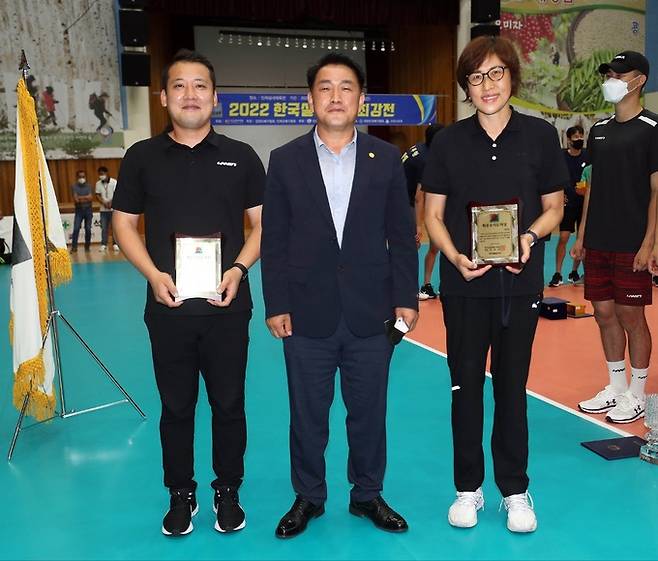 (왼쪽부터) 윤동환 국군체육부대 감독, 김금규 한국실업배구연맹회장, 김윤혜 포항시체육회 배구단&nbsp;감독.