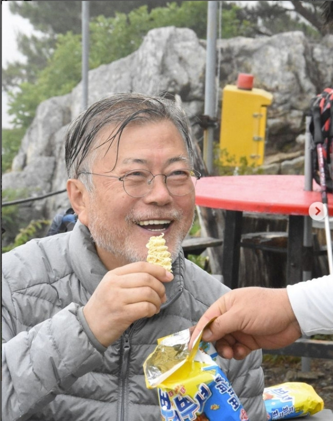 지난달 24일 문재인 전 대통령 인스타그램에 ‘라면 먹고 후식은?’이라는 글과 함께 라면 과자를 먹고 있는 사진이 게시됐다. 뉴시스