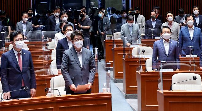 11일 오후 국회에서 열린 국민의힘 의원총회에서 '권성동 당 대표 직무대행 체제'를 추인하는 내용이 담긴 결의문이 발표되고 있다. ⓒ 국회사진기자단