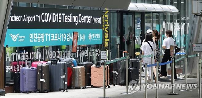 붐비는 공항 코로나19 검사센터 (영종도=연합뉴스) 한상균 기자 = 11일 인천공항 코로나19 검사센터 모습. 2022.7.11 xyz@yna.co.kr