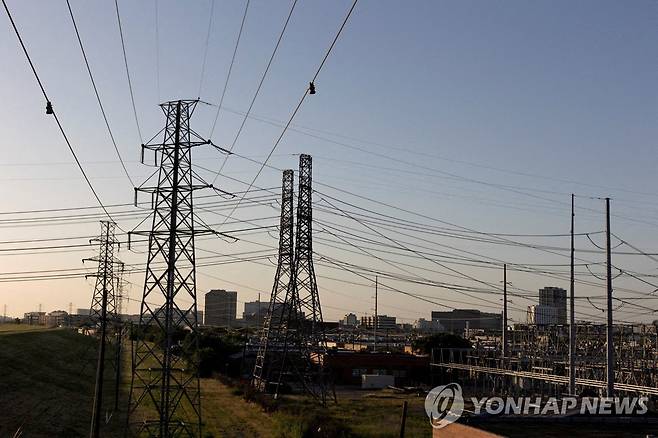 (댈러스 로이터=연합뉴스) 폭염이 지속하고 있는 댈러스에 전기를 공급하고 있는 전기줄 모습. 2022. 7. 12. photo@yna.co.k