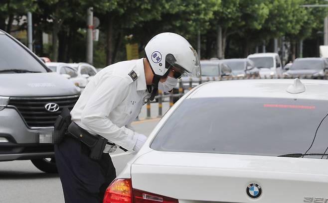 횡단보도 앞 '일시정지' 단속 첫날 촬영 천경환 기자