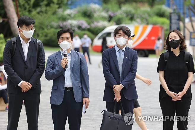 연세대 청소노동자 소송 맡은 연세대 출신 변호사들 (서울=연합뉴스) 서대연 기자 = 법무법인 도담의 김남주 변호사(왼쪽 두번째)가 12일 서울 서대문구 연세대학교 백양관 앞에서 열린 청소노동자 집회에서 발언하고 있다. 
    연세대 졸업생인 김남주 변호사는 학생들로부터 학습권 침해 등 사유로 고소당한 공공운수노조 서울지부 연세대분회장의 법률대리인으로 나섰다. 2022.7.12 dwise@yna.co.kr