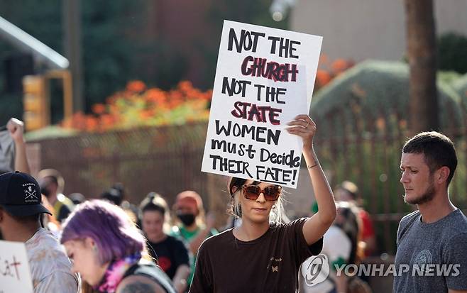 "내 운명은 내가 결정" 재생산권 옹호하는 애리조나 시민들 [ AFP 연합뉴스 자료사진. DB 및 재판매 금지]