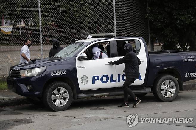 경찰차 훔쳐 타는 파나마 시위대 [EPA 연합뉴스 자료사진. 재판매 및 DB 금지]