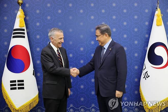 골드버그 주한 미국 대사 만난 박진 장관 (서울=연합뉴스) 김승두 기자 = 박진 외교부 장관(오른쪽)이 12일 서울 종로구 도렴동 외교부 청사에서 필립 골드버그 신임 주한 미국대사와 만나 인사하고 있다. 2022.7.12 kimsdoo@yna.co.kr