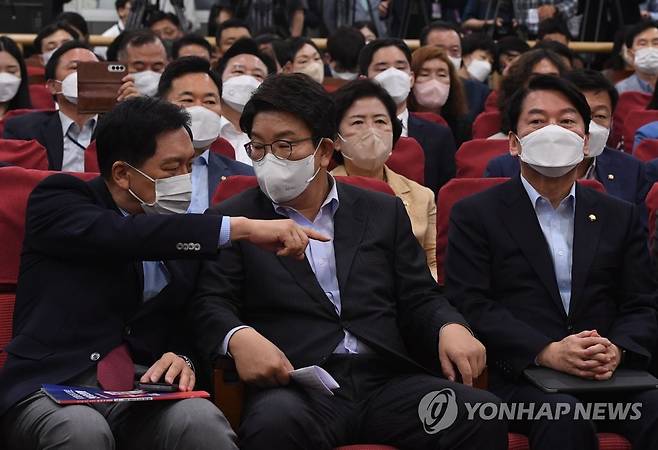 안철수 주최 토론회에 참석한 김기현과 권성동 (서울=연합뉴스) 하사헌 기자 = 국민의힘 김기현 의원(왼쪽부터)과 권성동 당 대표 직무대행 겸 원내대표가 12일 안철수 의원 주최로 서울 여의도 국회 의원회관에서 열린 '위기를 넘어 미래로, 민·당·정 토론회'에서 대화하고 있다. 오른쪽은 안철수 의원. 2022.7.12 [국회사진기자단] toadboy@yna.co.kr