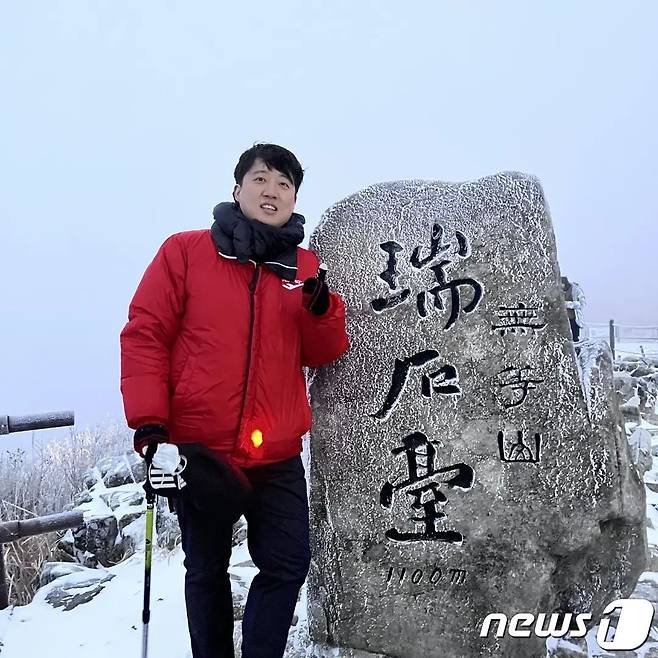 이준석 국민의힘 대표가 지난 2월 1일 광주 무등산 서석대에 등정해 기념 촬영을 하고 있다. (이준석 국민의힘 대표 페이스북 갈무리)© 뉴스1