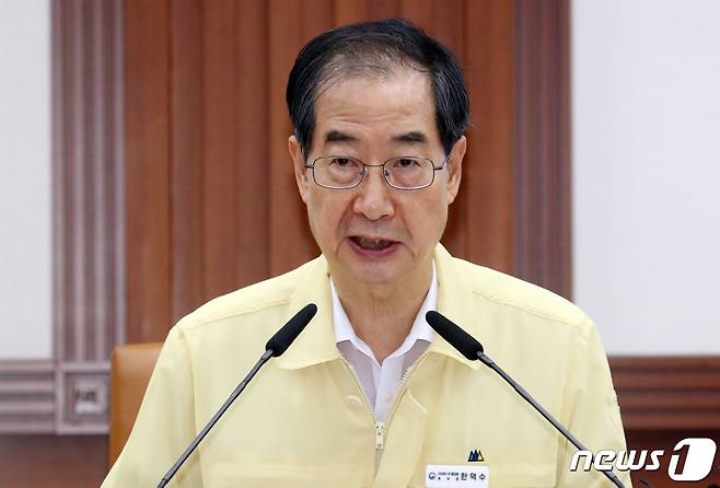 한덕수 국무총리가 13일 서울 종로구 세종대로 정부서울청사에서 열린 코로나19 중대본회의에서 모두 발언을 하고 있다. 2022.7.13/뉴스1 © News1 김명섭 기자