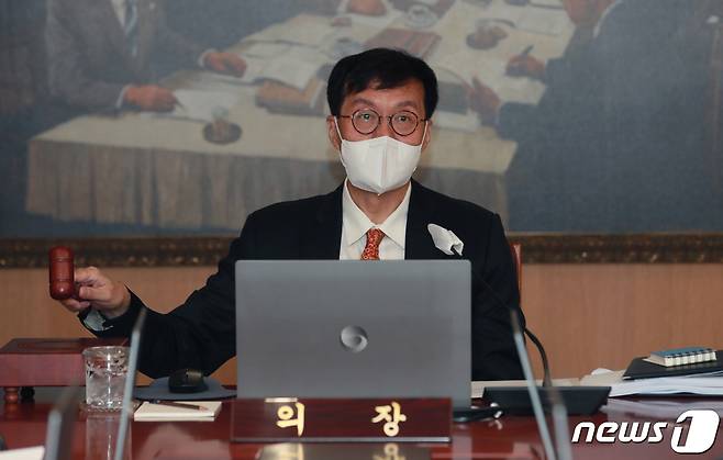 이창용 한국은행 총재가 13일 서울 중구 한국은행에서 열린 금융통화위원회 본회의를 주재하고 있다. 이날 한은 금통위는 기준금리를 종전의 1.75%에서 2.25%로 올렸다. 2022.7.13/뉴스1 © News1 사진공동취재단