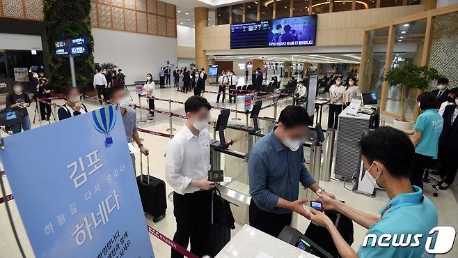 김포-하네다 노선의 운항을 재개한 지난달 29일 오전 서울 강서구 김포공항 국제선 청사에서 승객들이 비행기에 탑승하고 있다. (공동취재) 2022.6.29/뉴스1 © News1