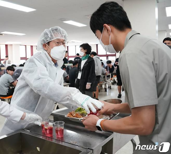 조희연 서울시교육감이 17일 오전 제3기 서울교육을 준비하며 ‘더 질 높은 급식’ 실현을 위해 서울 서초구 서울고등학교에서 급식을 배식하고 있다. (서울시교육청 제공) 2022.6.17/뉴스1