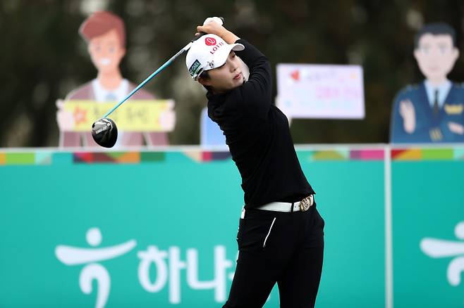 [보도자료] 2020 하나금융그룹 챔피언십에서 티샷을 하고 있는 김효주.