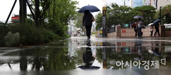 전국에 장맛비가 내린 13일 서울 광화문 사거리에서 출근길 시민들이 발걸음을 재촉하고 있다. /문호남 기자 munonam@