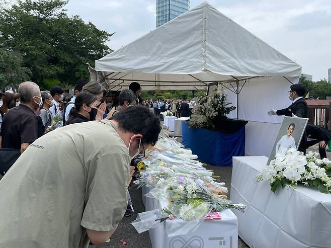 12일 오후 1시 도쿄 미나코구에 있는 절 ‘조죠지’에서 아베 신조 전 총리의 장례식이 치러졌다. 절 안쪽에 마련된 헌화대에 일반 시민들의 조문이 끊이지 않고 계속됐다. 도쿄/김소연 특파원