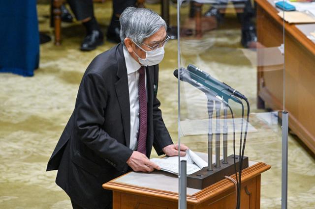 구로다 하루히코 일본은행 총재가 지난달 13일 도쿄의 참의원 본회의에 출석해 의원들의 질문에 답하고 있다. 구로다 총재는 엔화 가치 급락이 경제에 부정적이며 바람직하지 않다며 외환시장 동향을 면밀히 주시할 것이라고 말했다.도쿄 AFP 연합뉴스