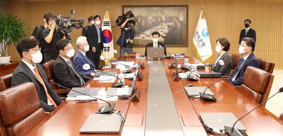 한국은행이 13일 금융통화위원회에 앞서 기념촬영을 하고 있다. [사진=한국은행]