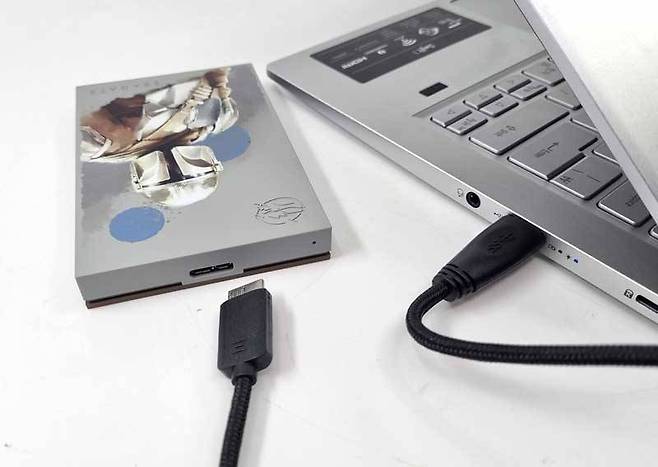 USB 3.2 Gen 1(USB 3.0) 규격의 연결 인터페이스를 갖췄다