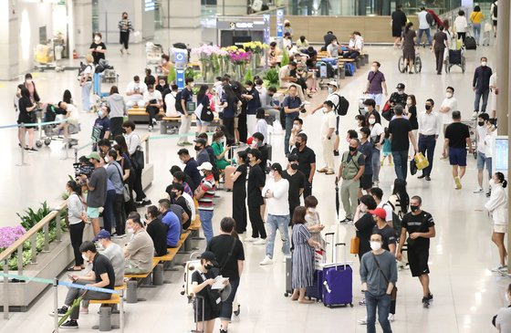 13일 인천국제공항 제1여객터미널 입국장이 북적이고 있다. 뉴스1